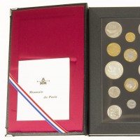 Francia, Quinta Repubblica (dal 1959): serie zecca completa 1989, 14 pezzi nella confezione ufficiale (KM#SS27), sul catalogo Gadoury, edizione 2019, è quotata 500 euro. Contiene il ricercatissimo 10 franchi con Montesquieu