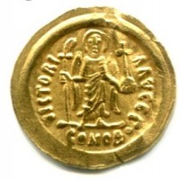 Maurizio Tiberio (582-602 d.C.): solido, zecca di Ravenna (Sear#589), piega, gr. 4,40