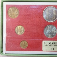 Bulgaria, Rep. Popolare (1946-1989): serie zecca 1962/66 (KM#58-59-60-61-62-63-64-73), il 2 leva è del 1966 tutte le altre monete del 1962. Confezione prodotta a Parigi, sempre più rara a trovarsi