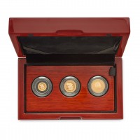 Gran Bretagna, Elisabetta II (1952-2022): 2017 PROOF set, 3 pezzi in oro nell'elegante cofanetto in legno. All'interno la richiestissima sterlina del bicentenario con la "giarrettiera"