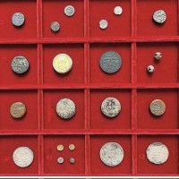 Islam/area Orientale: lotto di 22 monete da catalogare, notati Zanzibar, Maldive, Siam, Tibet e due monetine in oro da 1 fanam