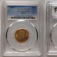 Gran Bretagna, Elisabetta II (1952-2022): sterlina 2002 "Shield", in slab PCGS MS65, sempre più ricercata