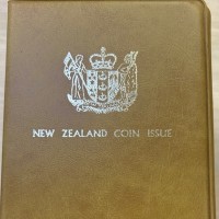 Nuova Zelanda, Elisabetta II (1952-2022): serie 1985, sette pezzi in confezione originale (KM#MS31)