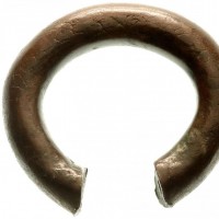 Africa, area occidentale (XVIII-XIX sec.): "Manilla" detta anche slave-token o Brazalete de esclavos, utilizzata per il commercio prima degli schiavi e poi anche per altri prodotti. Di peso medio-importante grammi 1542.12, cm 13x11,5x2,8. Terminazioni finali più ampie, mm 42