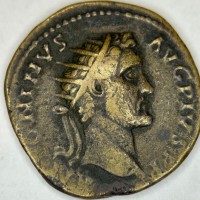 Antonino Pio (138-161 d.C:): dupondio del 139 d.C., al D/ ANTONINVS AVG PIVS PP, al R/ FELICITAS AVG COS II SC (RIC,III#manca), grammi 9.07, mm 27. Mancante questo accoppiamento di coni sui testi consultati e non abbiamo reperito alcun passaggio in asta di esemplari simili