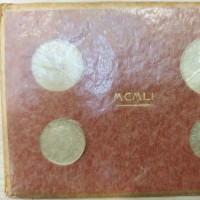 Vaticano, Pio XII (1939-1958): serie zecca 1951-XIII (Gigante#247), nel blister ufficiale, con ancora la carta esterna protettiva (non la apriamo poichè si romperebbe)