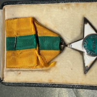 Vittorio Emanuele III: medaglia "Stella al merito del Lavoro 1924", opus S.Johnson, nell'astuccio originale con il monogramma reale. Molto più rara delle medaglie simili ma distribuite dalla Repubblica