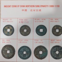 Cina, Song del Nord (1008-1119): lotto di 14 monete tutte di imperatori differenti attaccate su un cartoncino. Insieme molto interessante
