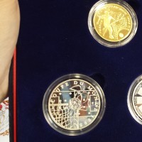 Francia, Quinta Repubblica (dal 1959): 100 franchi 1996  "Coppa del mondo di calcio 1998" (KM#1169), in confezione originale con due pz.da 10 franchi 1996 e 1998 (KM#1144 e 1167)