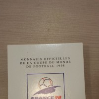 Francia, Quinta Repubblica (dal 1959): 100 franchi 1996  "Coppa del mondo di calcio 1998" (KM#1169), in confezione originale con due pz.da 10 franchi 1996 e 1998 (KM#1144 e 1167)