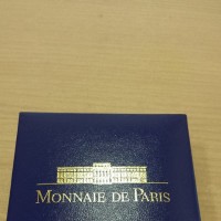 Francia, Quinta Repubblica (dal 1959): 100 franchi 1996  "Coppa del mondo di calcio 1998" (KM#1169), in confezione originale con due pz.da 10 franchi 1996 e 1998 (KM#1144 e 1167)