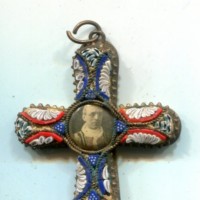 Roma: croce devozionale con l'effige di Pio XII, bronzo con smalto