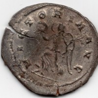 Traiano Decio (249-251 d.C.): antoniniano "VICTORIA AVG" (RIC#29c), frattura del tondello, gr. 3,66. 
