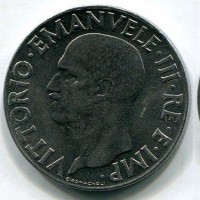 Vittorio Emanuele III (1900-1943): 1 lira 1943 "Impero" (Gigante#159), colpo sull'ala sx