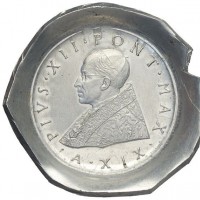 Vaticano, Pio XII (1939-1958): PROVA di conio del D/ del 500 lire datata anno XIX (1957), la moneta verrà effettivamente coniata ma solo nel 1958.
Nessun altro esemplare censito in alluminio