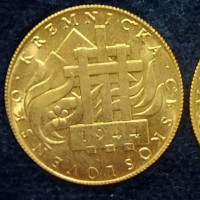 Cecoslovacchia: confezione con 8 pezzi della moneta da 1 ducato 1944, emesso nel 1972, commemorativa dei Campi di Concentramento. Insieme rarissimo di cui non abbiamo reperito passaggi in asta