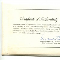 Papa Nuova Guinea: 10 klna 1975 "Coccodrilli" (KM#9), in busta filatelico-numismatica