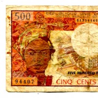 Camerun: 500 franchi 2002, firma 5 (Pick#15b), macchioline, forellini di graffettatrice
