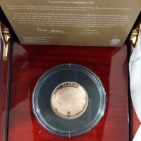 Gran Bretagna, Elisabetta II (dal 1952): 5 sterline 2021 -doomed- "The Royal Albert Hall", nel mastodontico cofanetto originale. emissione di soli 200 pezzi. E' questa ad oggi la sola moneta concava emessa dalla zecca inglese