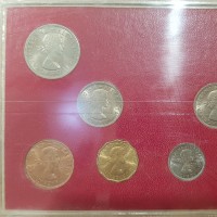 Gran Bretagna, Elisabetta II (1952-2022): serie zecca 1964, 8 pezzi nella confezione originale