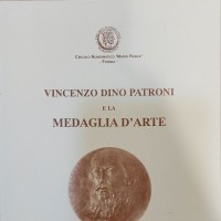 Patroni, Vincenzo Dino: "Medaglia d'arte", Formia 2003, Circolo Numismatico Mario Rasile, pagine 43
