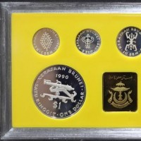 Brunei: serie zecca 1990, 6 pezzi in argento nell'elegante cofanetto in legno originale, il cartone esterno è rovinato e all'interno della confezione c'è qualche macchia di umidità, le monete sono perfette