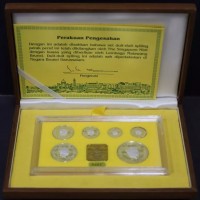 Brunei: serie zecca 1990, 6 pezzi in argento nell'elegante cofanetto in legno originale, il cartone esterno è rovinato e all'interno della confezione c'è qualche macchia di umidità, le monete sono perfette