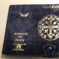 Francia, Quinta Repubblica (dal 1959): serie zecca completa 1980, 10 pezzi nella confezione ufficiale. Emissione speciale con le alette dorate sulla confezione
