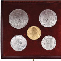 Vaticano, Pio XII (1939-1958): divisionale con oro 1950-IVB (Gigante#108+246). Nella pregiata confezione cardinalizia con lo stemma in oro su pelle, molto più rara di quella normale. Il gancetto di chiusura è rotto