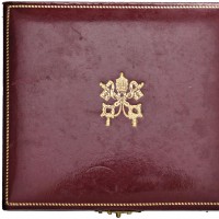 Vaticano, Pio XII (1939-1958): divisionale con oro 1950-IVB (Gigante#108+246). Nella pregiata confezione cardinalizia con lo stemma in oro su pelle, molto più rara di quella normale. Il gancetto di chiusura è rotto