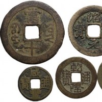 Cina, impero: lotto di 5 monete da classificare (allegati vecchi cartellini del collezionista da verificare