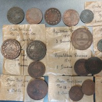 Stato Pontificio (XIX secolo): lotto di 19 monete da catalogare, molte con belle bustine manoscritte di collezione d'epoca