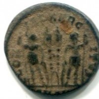 Costantino II (337-340 d.C.): piccolo bronzo, zecca non rilevabile "GLORIA EXERCITVS", gr. 2,78
