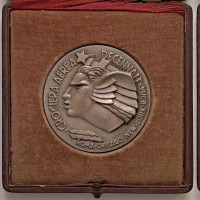 Medaglia fascista: 1933-XI "Crociera aerea del Decennale", opus Morbiducci, grammi 100.07, mm 58. Nell'astuccio originale con il simbolo della trasvolata. Raro insieme