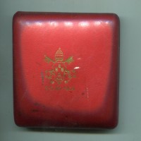 Paolo VI (1963-1978): medaglia 1964 "Viaggio in India", opus Senesi (De Luca#pag.370), diametro 44mm, in confezione uffficiale rovinata, chiusura non funzionante