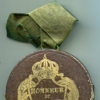 Napoleone III (1852-1870): decorazione opus Mire, diametro 50mm, gr.63,93, in scatola di cartone foderata in velluto verde con impresso uno stemma sovrastato da corona imperiale