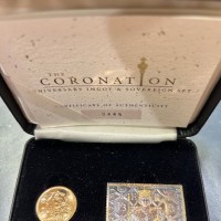 Gran Bretagna, Elisabetta II (1952-2022): sterlina 2003 "The Coronation", nella confezione originale con un lingotto commemorativo e certificato.