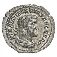 Massimino I il Trace (235-238 d.C.): denario "PAX AVGVSTI" (RIC, IV#2; Cohen#37), grammi 2,73. Conservazione eccezionale con delicata patina su fondi lucenti