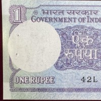 India: 1 rupia (Pick#78A), fori di graffetta