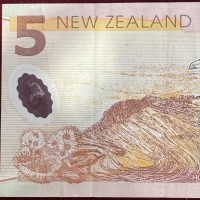 Nuova Zelanda: 5 dollari 2015 "Pinguino Hoiho" (Pick#191)